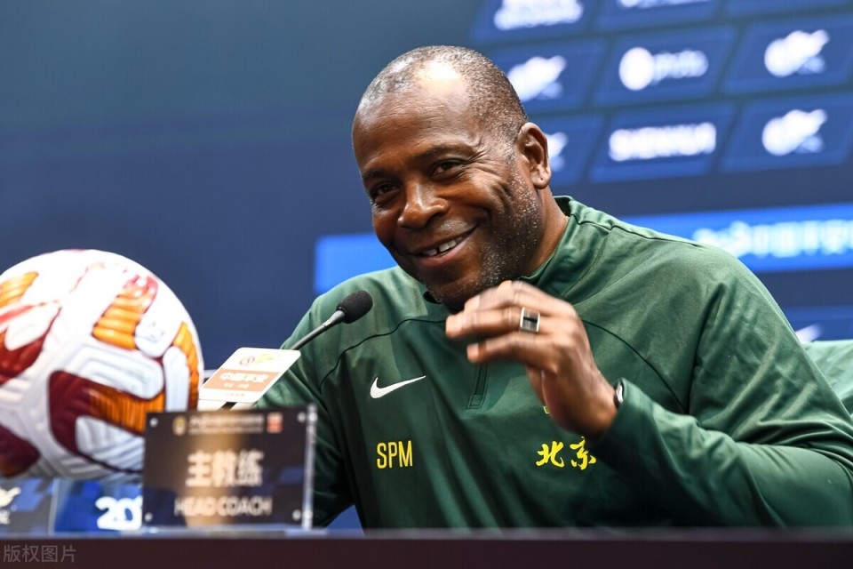 窗口期体能课后，上海申花更衣室发声备战葡超，赛场秩序良好，临场指挥获称赞(梅西被曝赛后大闹对手更衣室)