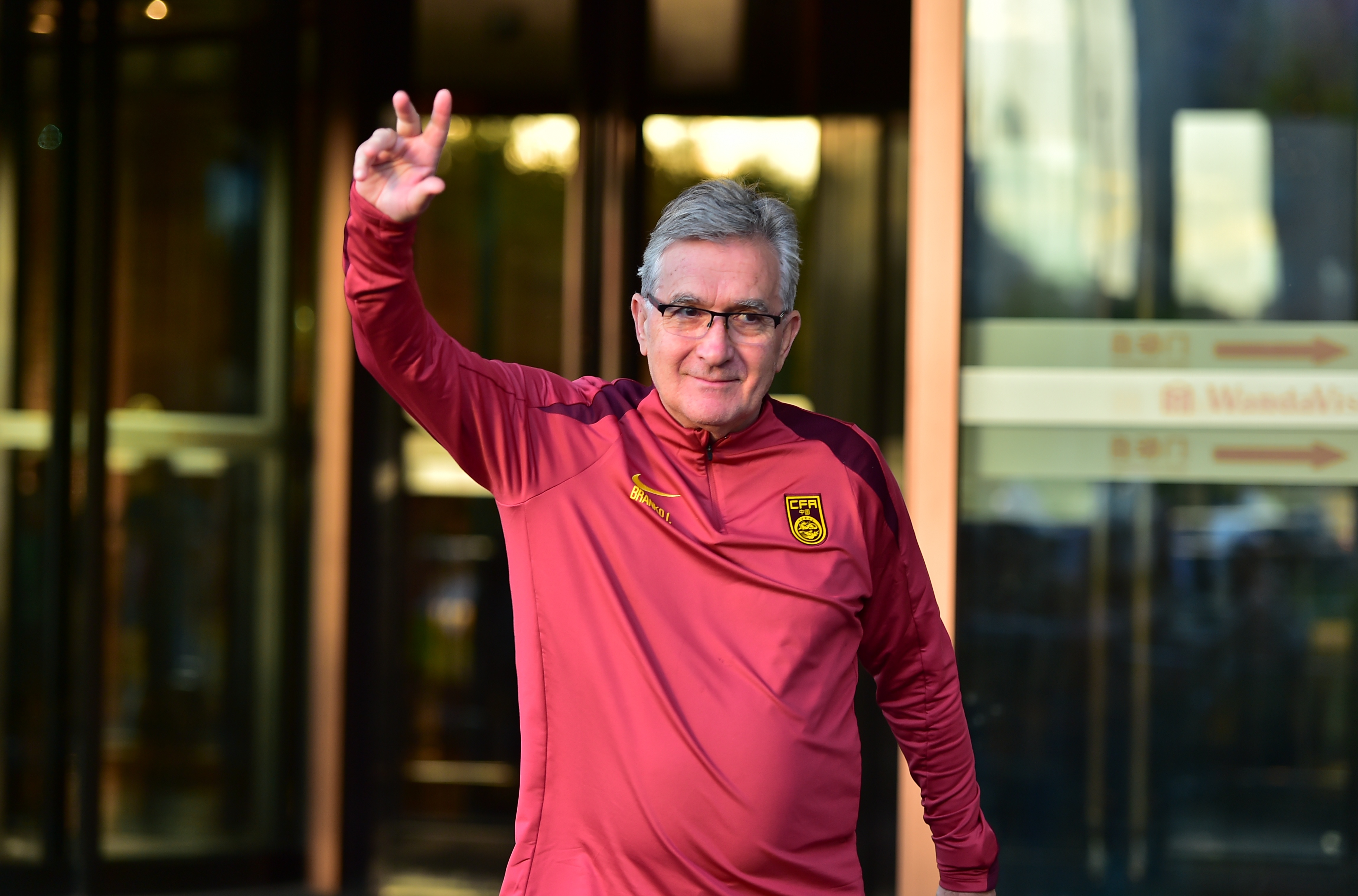 法兰克福训练开放日,清晨扳平良机引欢呼,葡超在即,资深球员宣示担当 法兰克福训练开放日,清晨扳平良机引欢呼,葡超在即,资深球员宣示担当