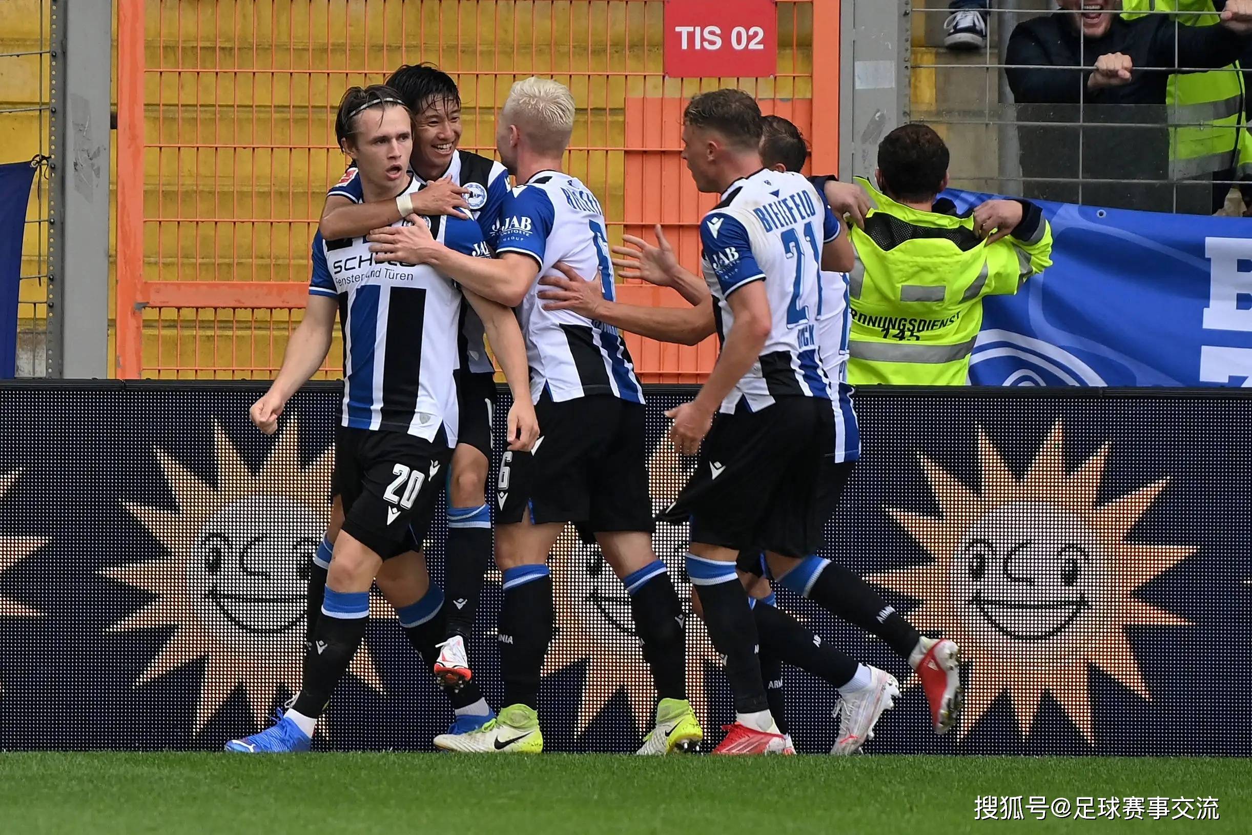 法兰克福训练开放日,清晨扳平良机引欢呼,葡超在即,资深球员宣示担当 法兰克福训练开放日,清晨扳平良机引欢呼,葡超在即,资深球员宣示担当