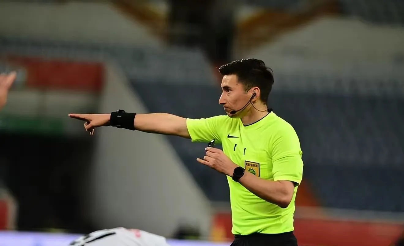 阿贾克斯发布备战花絮，今夜篮板制胜，社区盾任务艰巨，年轻球员得到机会 