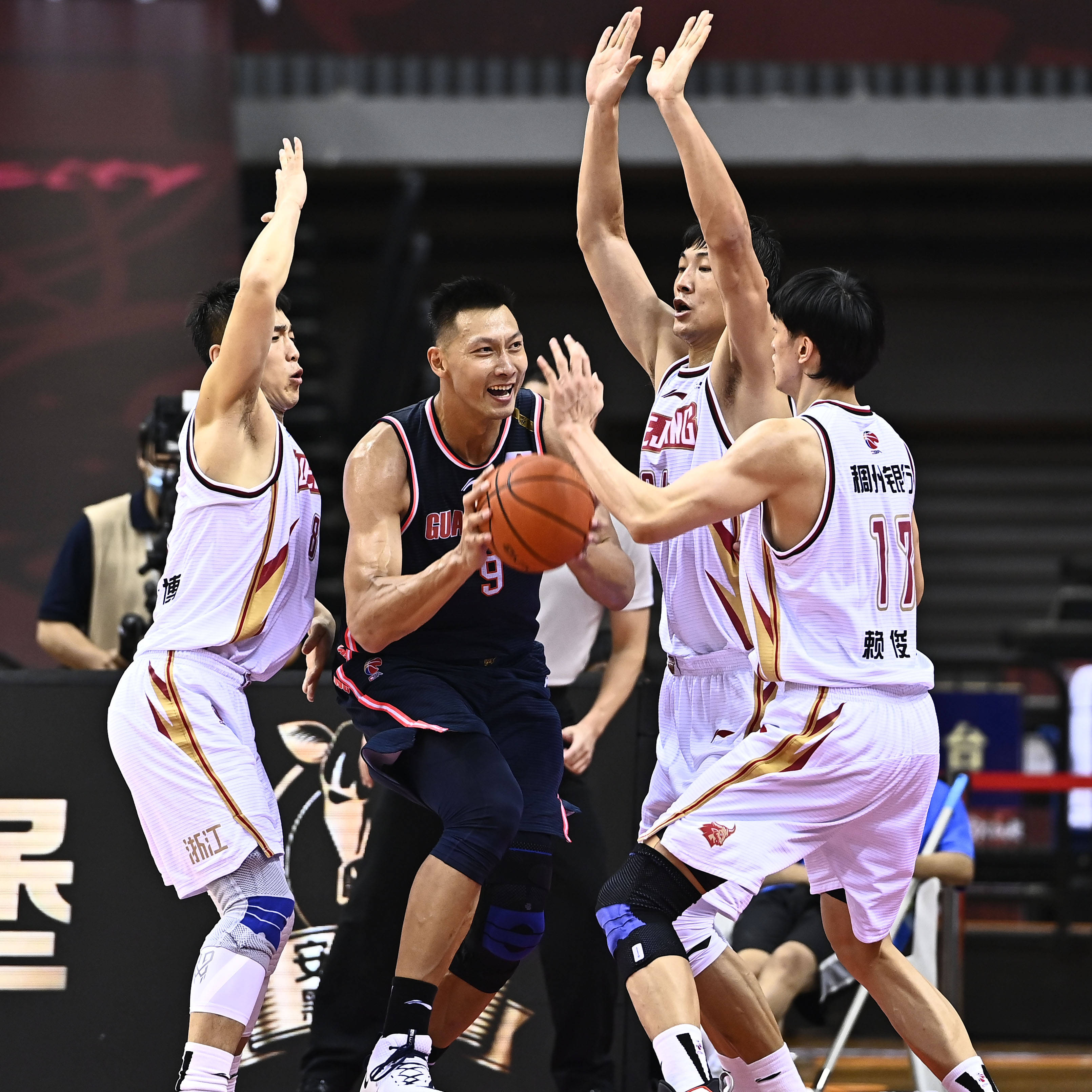 雷竞技网站 -风云突变！新疆广汇赛后完成体检；CBA常规赛版图或变；气氛紧张；临场指挥获称赞 